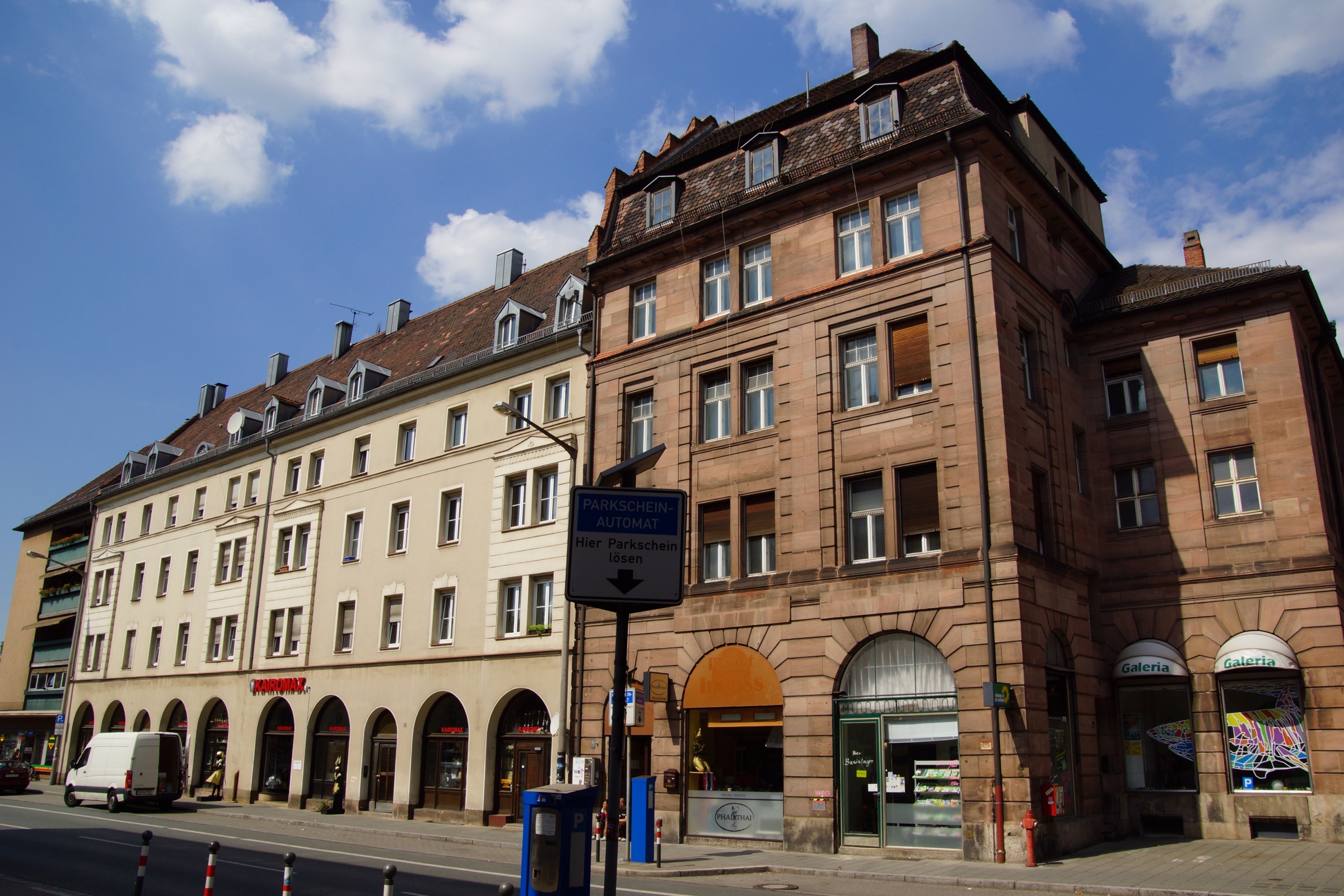 Altbau-Häuserzeile in der Rothenburger Straße in Nürnberg-Gostenhof — typisches Süddeutsches Mehrfamilienhaus-Bestand.