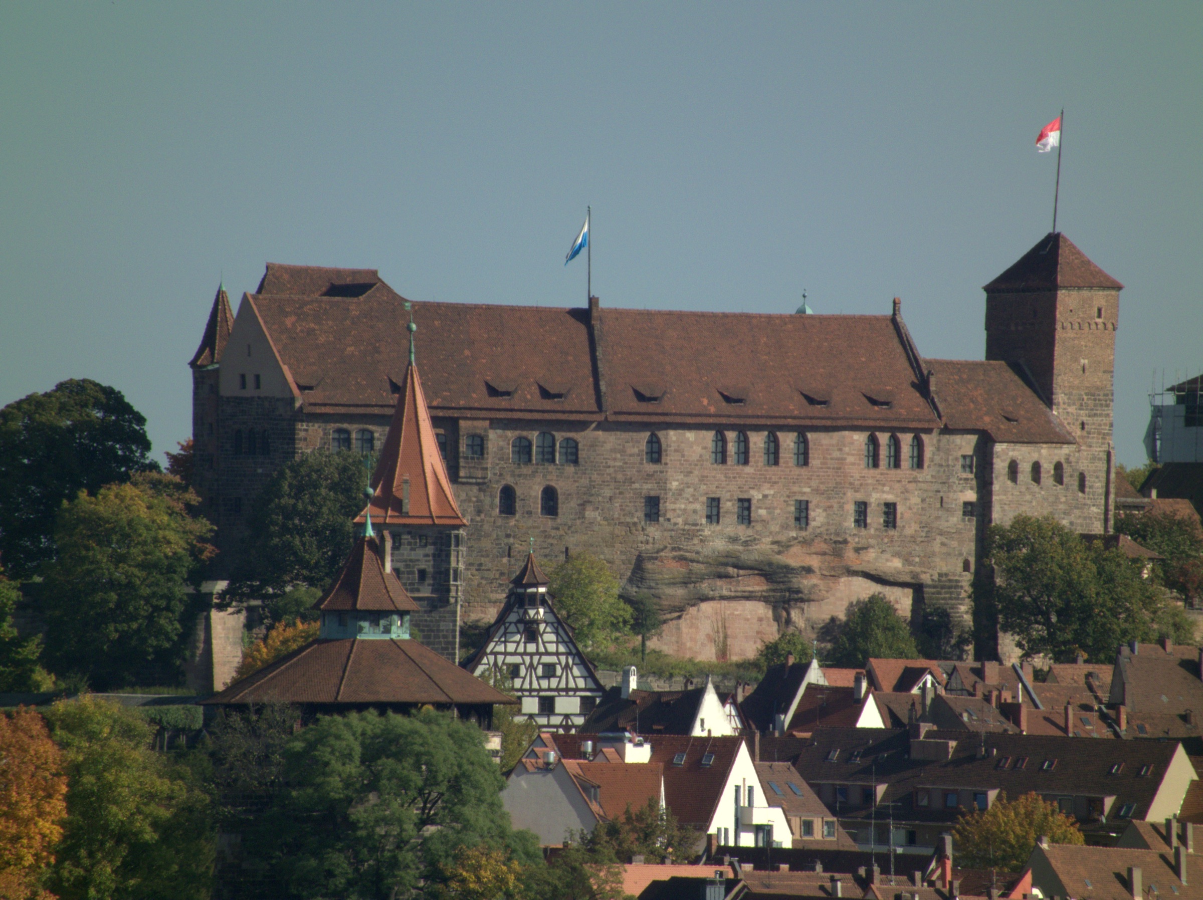 Kaiserburg Nürnberg von Südwesten, mit Stadtdach im Vordergrund — Wahrzeichen des Firmensitzes.